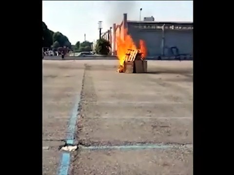 L'autobotte dei vigili si ribalta (a sirene spiegate)