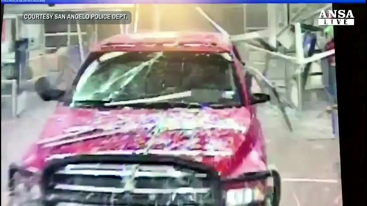 Litiga con cliente e sfascia supermercato con pick-up