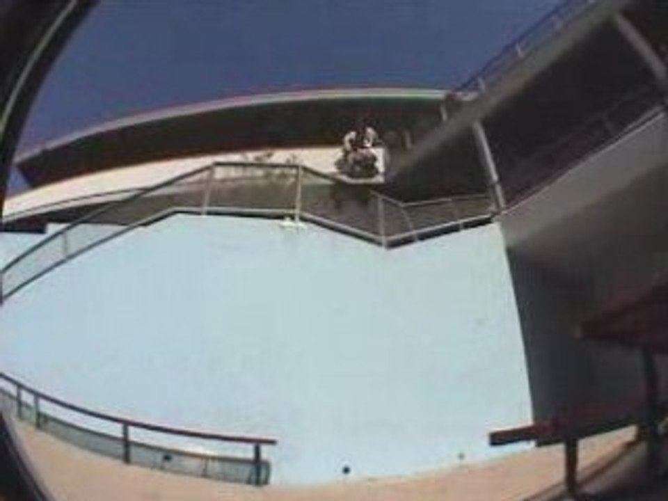 Vidéo  Chute en rollers