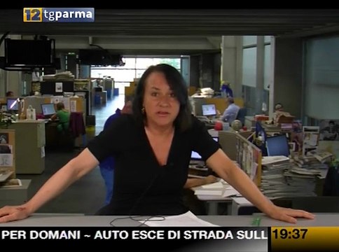 Tentato femminicidio a Parma: spara alla moglie, poi si getta dal secondo piano Video