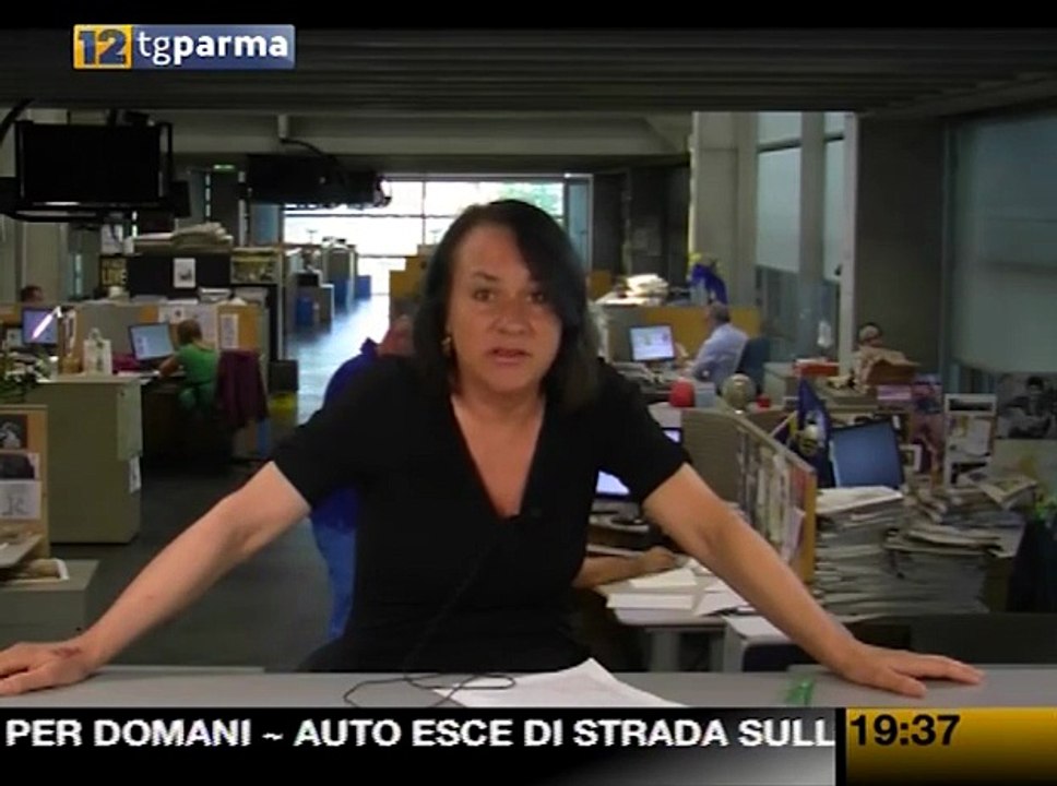Tentato femminicidio a Parma: spara alla moglie, poi si getta dal secondo piano Video