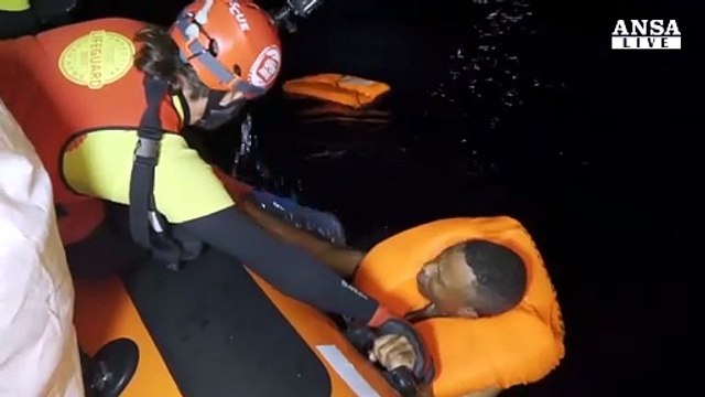 Migranti urlano in mare no Libia, no Libia