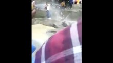 Cerca di farsi un selfie ma cade da 15 metri sulle rocce