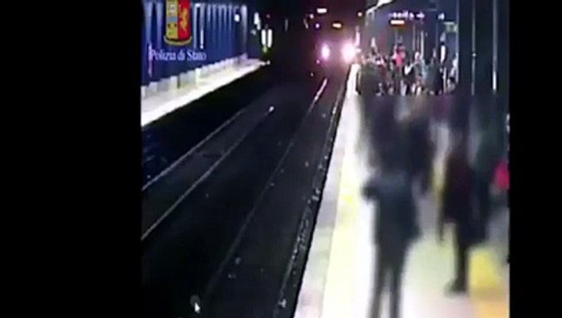 Video: donna spinta sotto la metro, l’arrivo e la fuga del 47enne che l'ha spinta