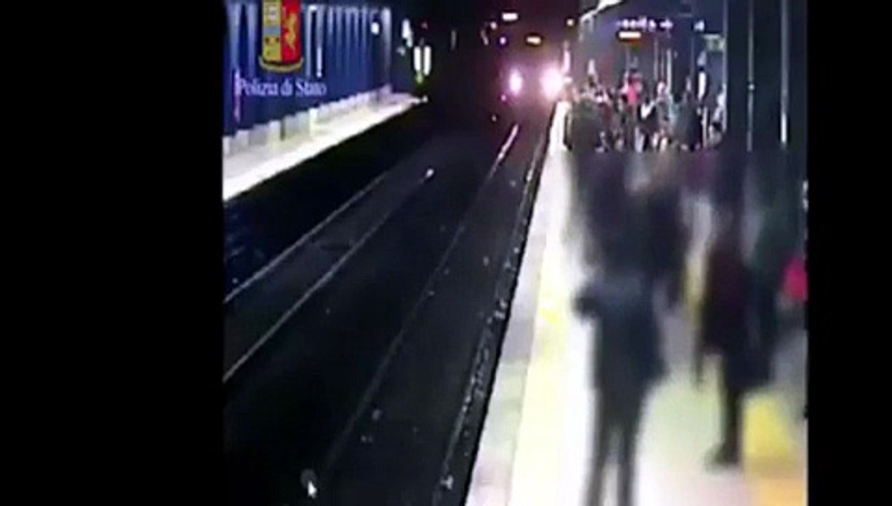 Video: donna spinta sotto la metro, l’arrivo e la fuga del 47enne che l'ha spinta