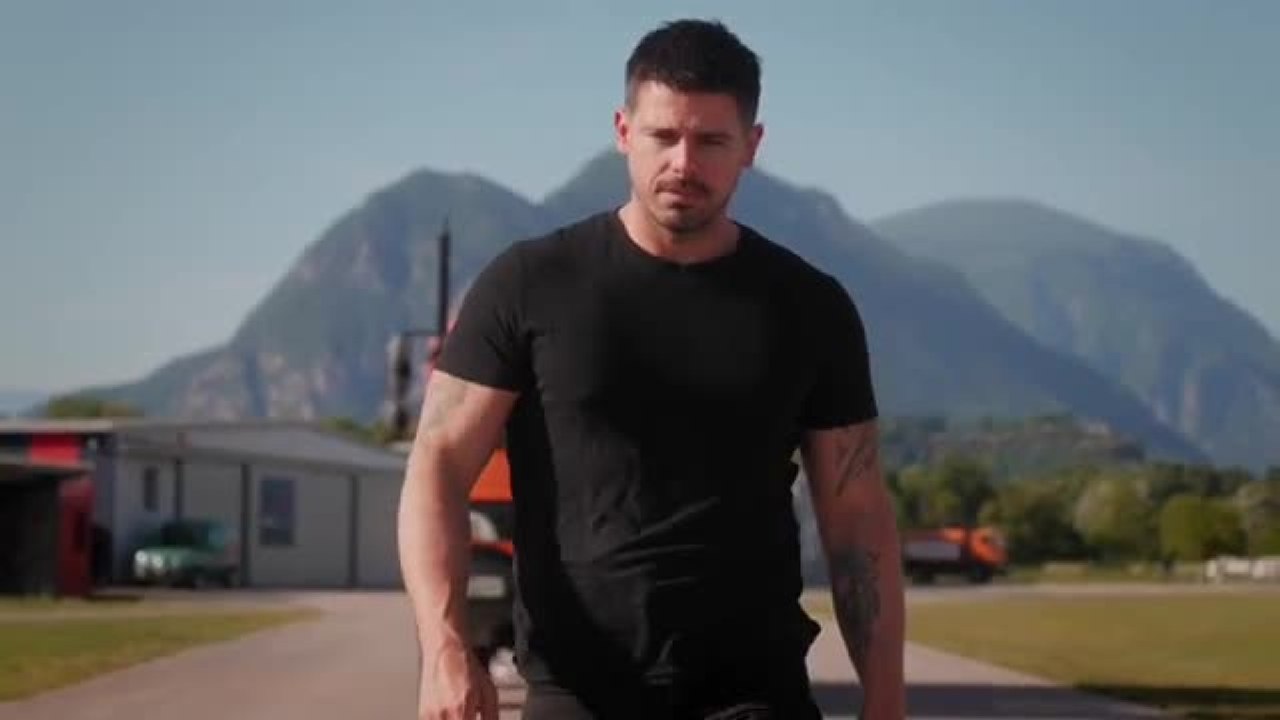 Alex Camera, trenta trazioni sospeso tra due camion in movimento: il video dell’impresa record