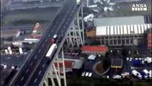 L'elicottero dei Vigili del Fuoco sorvola il ponte crollato