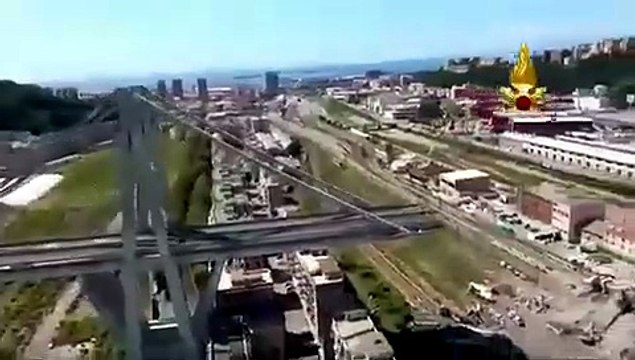 Crollo del ponte Morandi, le immagini impressionanti riprese dall'elicottero