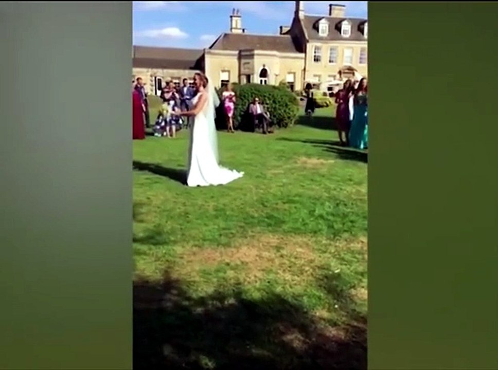 La ragazza prende il bouquet della sposa, il fidanzato che fa?
