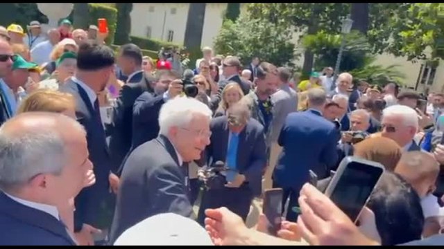 Mattarella incontra i visitatori dei giardini del Quirinale