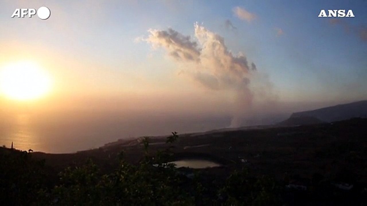 Eruzione a La Palma, un fiume di lava raggiunge il mare delle Canarie