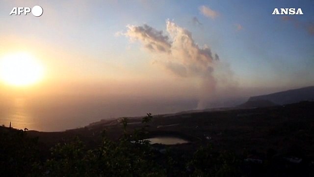 Eruzione a La Palma, un fiume di lava raggiunge il mare delle Canarie