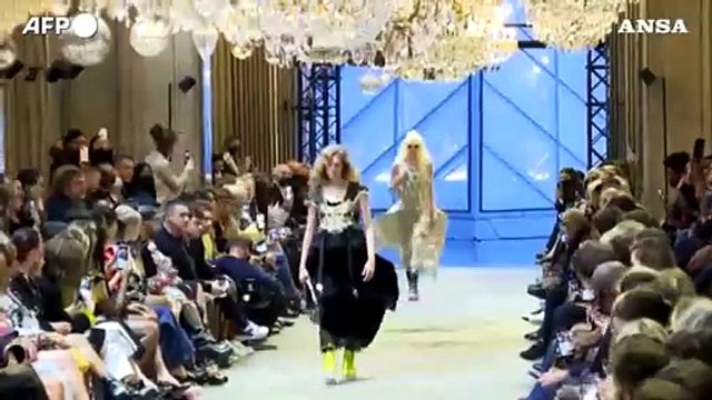 Parigi, blitz degli attivisti del clima alla sfilata di Louis Vuitton