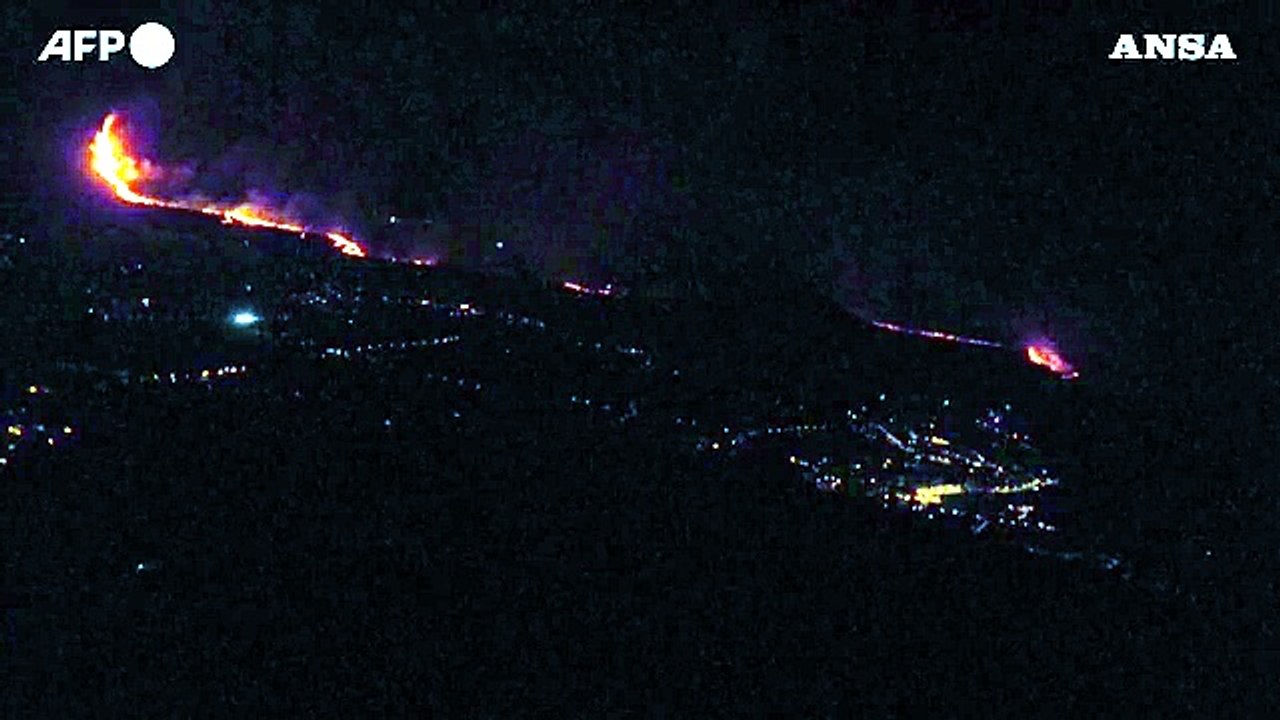 La lava del vulcano raggiunge il mare: a La Palma rischio di nubi tossiche