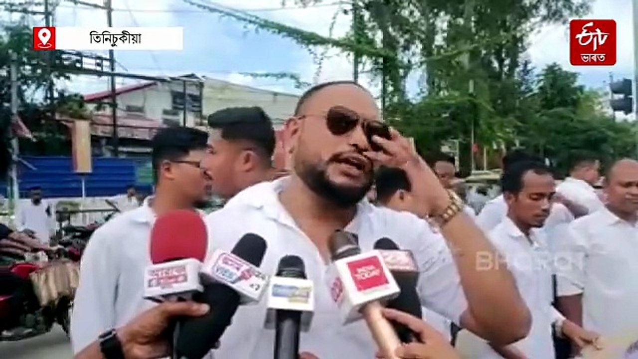 তিনিচুকীয়াৰ ৰাজপথত জ্বলিল মুখ্যমন্ত্ৰী, কেন্দ্ৰীয় পেট্ৰ'লিয়াম মন্ত্ৰীৰ পুত্তলিকা