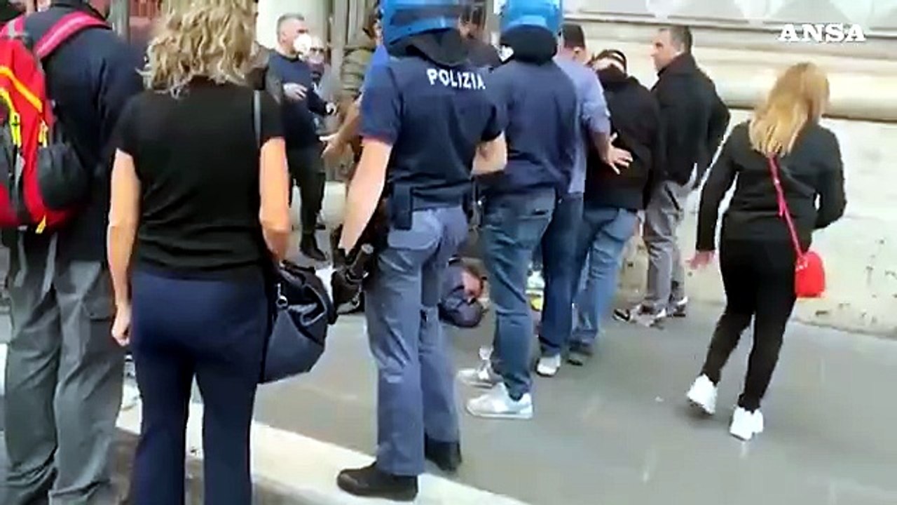 Roma, ore di tensione e scontri con polizia alla manifestazione No Green Pass