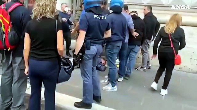 Roma, ore di tensione e scontri con polizia alla manifestazione No Green Pass