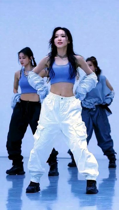 AI K-pop Day 4: 0.9s Blue Power → 10.5s Black Swag 💙🖤