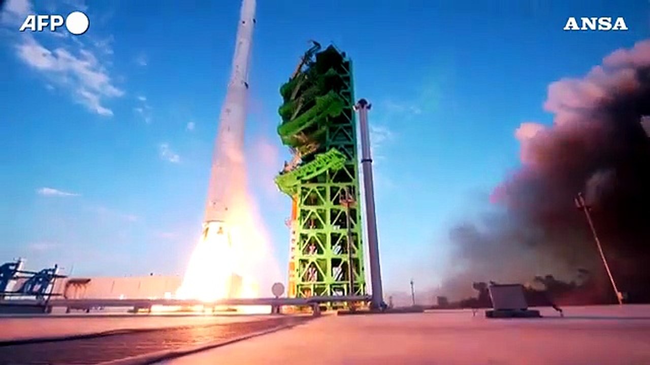 La Corea del Sud lancia il suo primo razzo spaziale, si chiama "Nuri"
