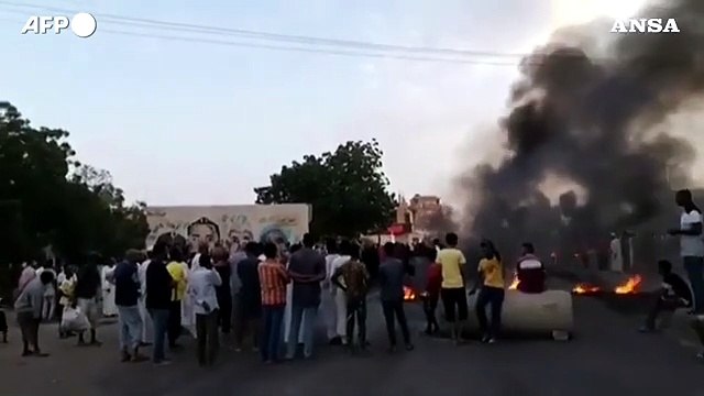 Colpo di stato in Sudan: manifestanti bloccano le strade a Khartoum