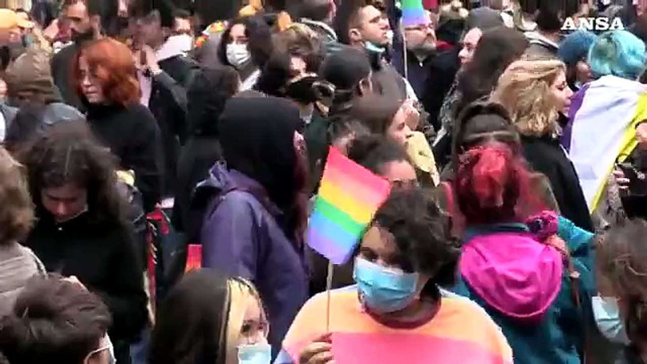 Torino arcobaleno, migliaia in piazza per il Ddl Zan: "Siamo l'Italia che avete ignorato"