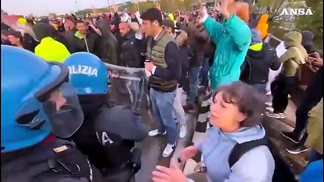 Green pass, sgombero a Trieste: polizia avanza e usa gli idranti