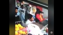 Ruba il portafoglio, poi si accorge della telecamera... Video
