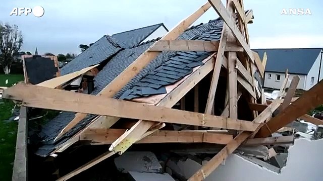 Francia, infuria la tempesta Aurora: 250 mila persone senza elettricita'