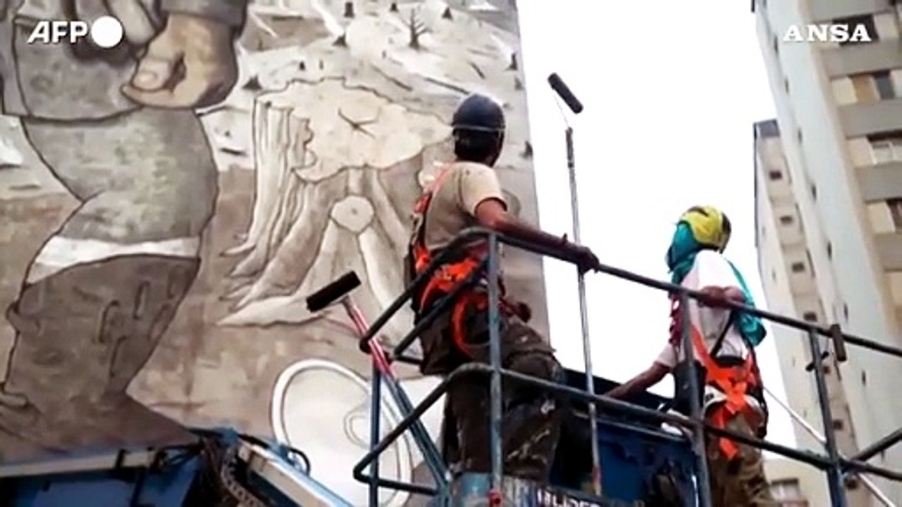 Brasile, le ceneri dell'Amazzonia diventano il murale di un pompiere