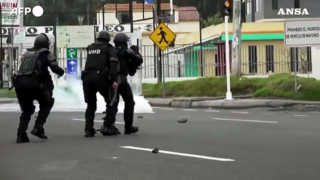 Ecuador, scontri con la polizia alla protesta contro il governo per i rincari dei carburanti
