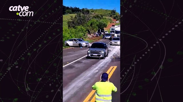 Acidente entre dois carros e caminhão interdita faixa da BR-369 em Nova Aurora