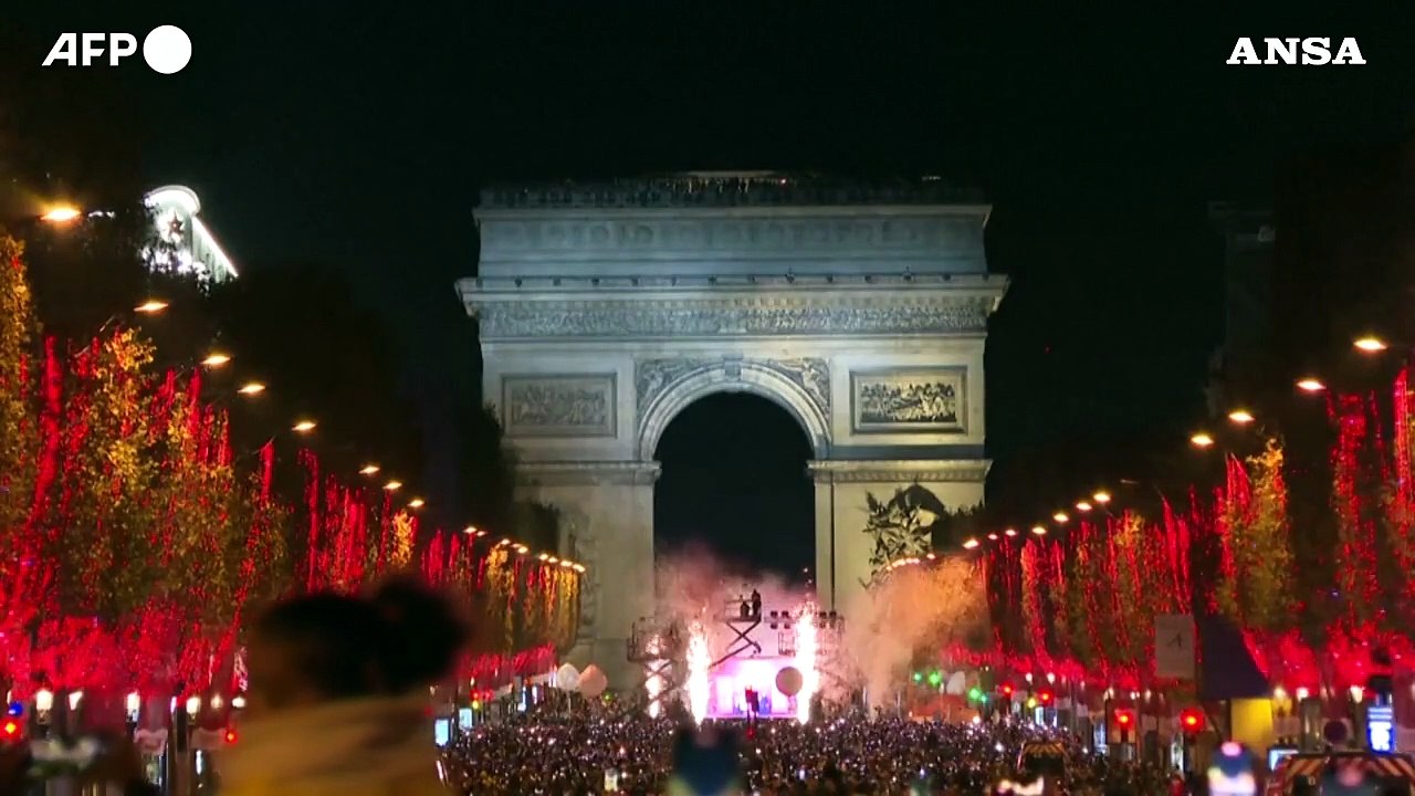 Parigi, e' gia' Natale: si accendono le luci sugli Champs-Elysees