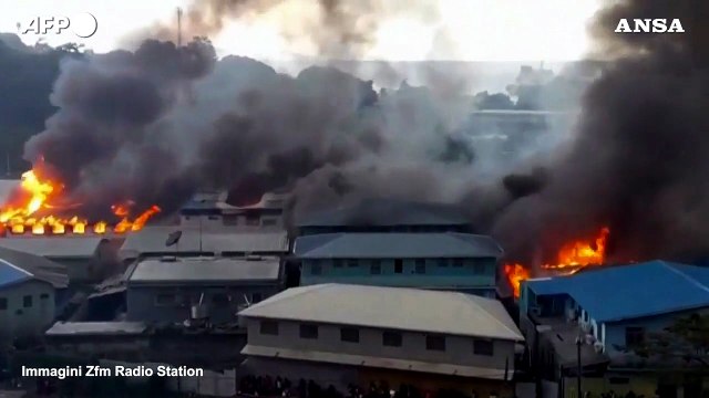 Isole Salomone, rivolta nella capitale: i manifestanti danno fuoco ad alcuni edifici