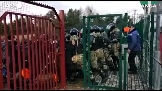 Migranti, Bielorussia-Polonia: tentativi di sfondare le recinzioni