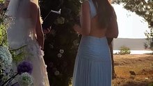 Η στιγμή που η Αλεξάνδρα Κωστοπούλου παντρεύει την Αμαλία Κωστοπούλου με τον Τζεικ Μέντγουελ