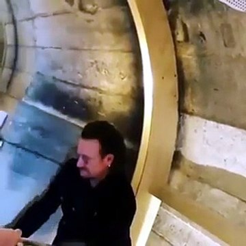 Bimba piange, Bono la prende in braccio e canta