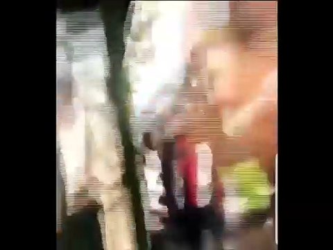 Autista bus schiaffeggia ragazzo: rischia il posto, polemica