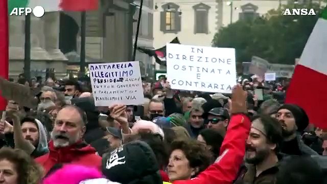Picco di contagi e morti, arriva giro vite su cortei