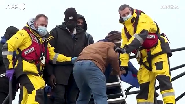 Gran Bretagna, strage di migranti nella Manica: almeno 31 morti