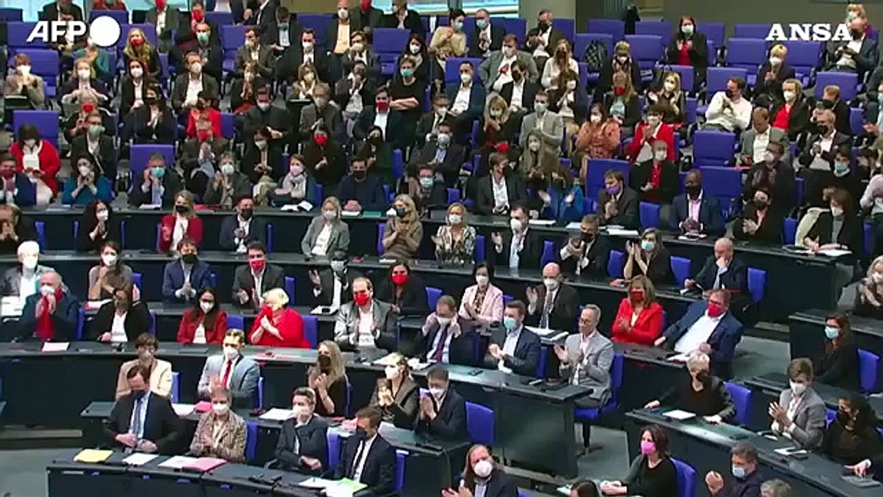Covid, Scholz: "Serve una grande campagna vaccinale per affrontare l'inverno"