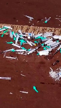 Seringas com restos de medicamentos são encontradas espalhadas em rua de Cascavel