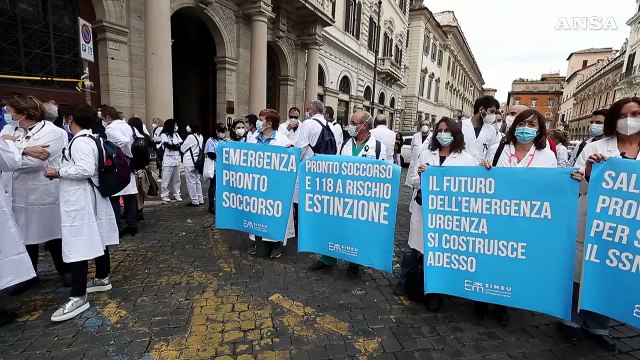 Medici e infermieri in piazza a Roma: Salvare medicina d' urgenza