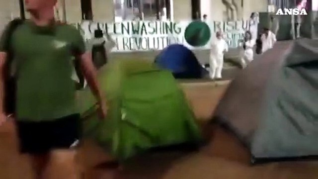 Clima, gli attivisti accampati con le tende in piazza Affari