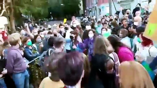 Clima: Greta e Vanessa inavvicinabili, parte corteo