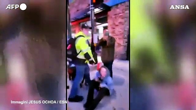 Suv sulla folla negli Usa, le urla dei passanti che riprendono la scena