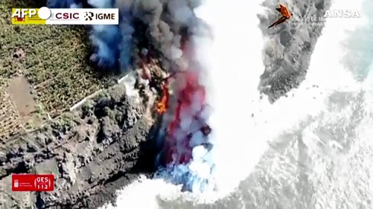 Cumbre Vieja, una nuova colata di lava raggiunge il mare a La Palma