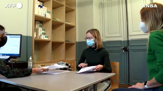 Francia, boom di prenotazioni per la terza dose di vaccino dopo la stretta sul green pass