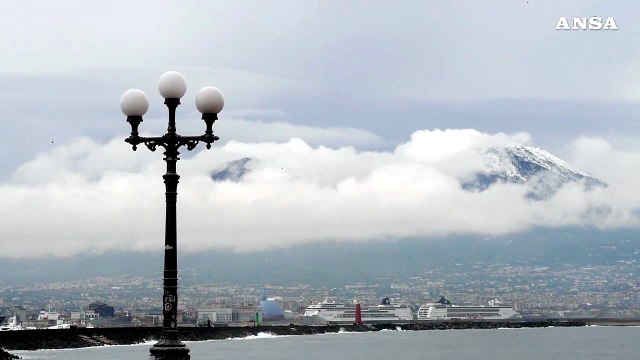 Maltempo, pioggia e freddo a Napoli: prima neve sul Vesuvio