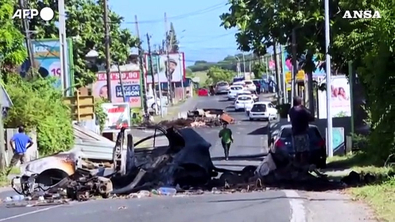 Guadalupa, barricate per le proteste no vax bloccano le strade dell'isola