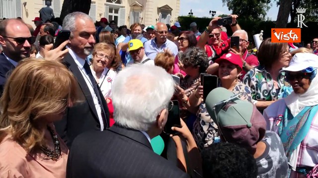 'Lunga vita al Presidente', Mattarella riceve i più fragili ai giardini del Quirinale